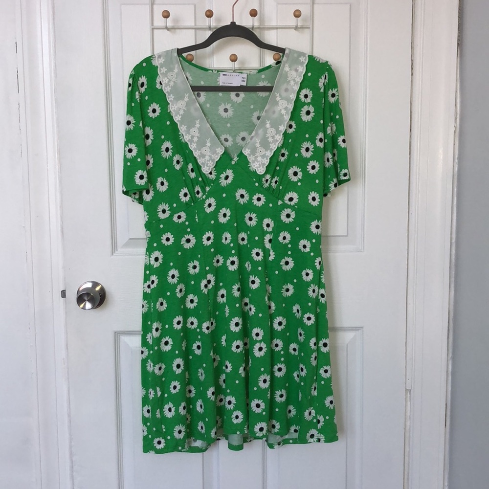 🌼💚Retro look bright green floral mod dress 💚🌼